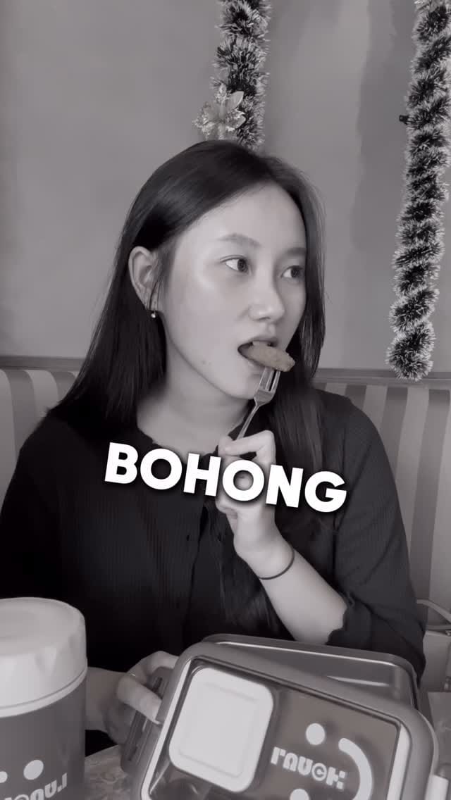 Post 2 by Official Kotak Makan Yooyee on Instagram (video)