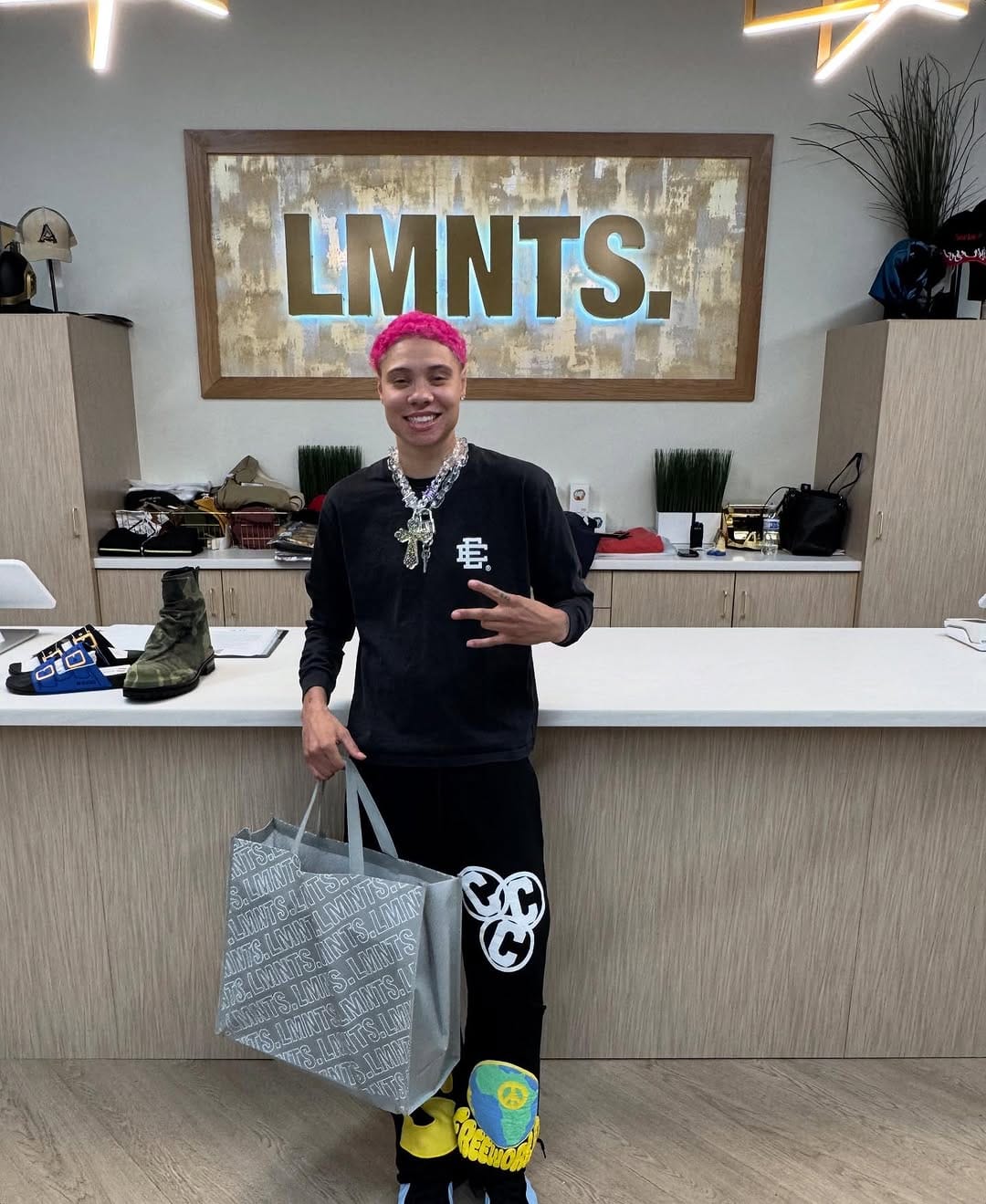Post 6 by LMNTS on Instagram (image)
