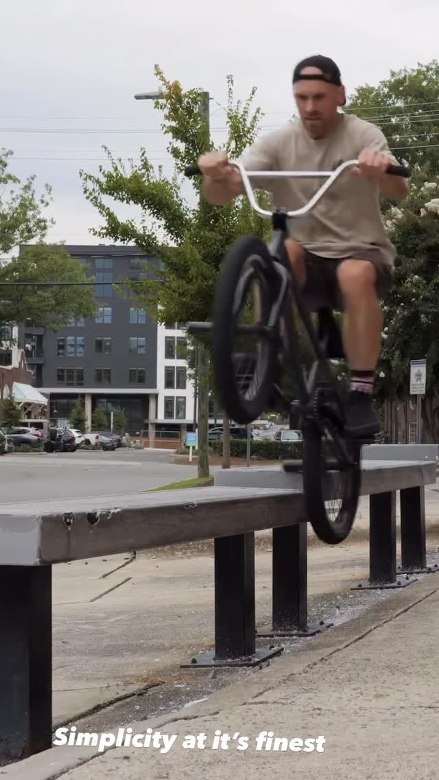 Post 6 by Meseroll on Instagram (video)