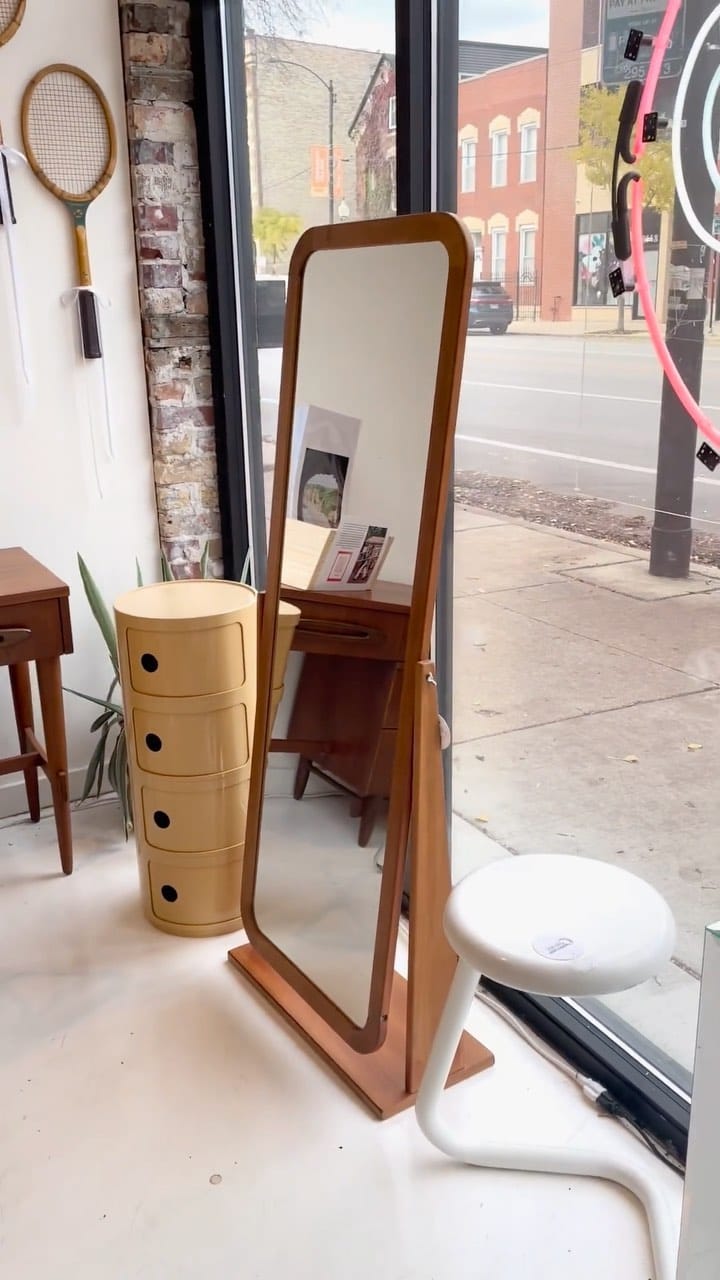 Post 8 by Moonshop Vintage Furniture Store 🛋 on Instagram (video)