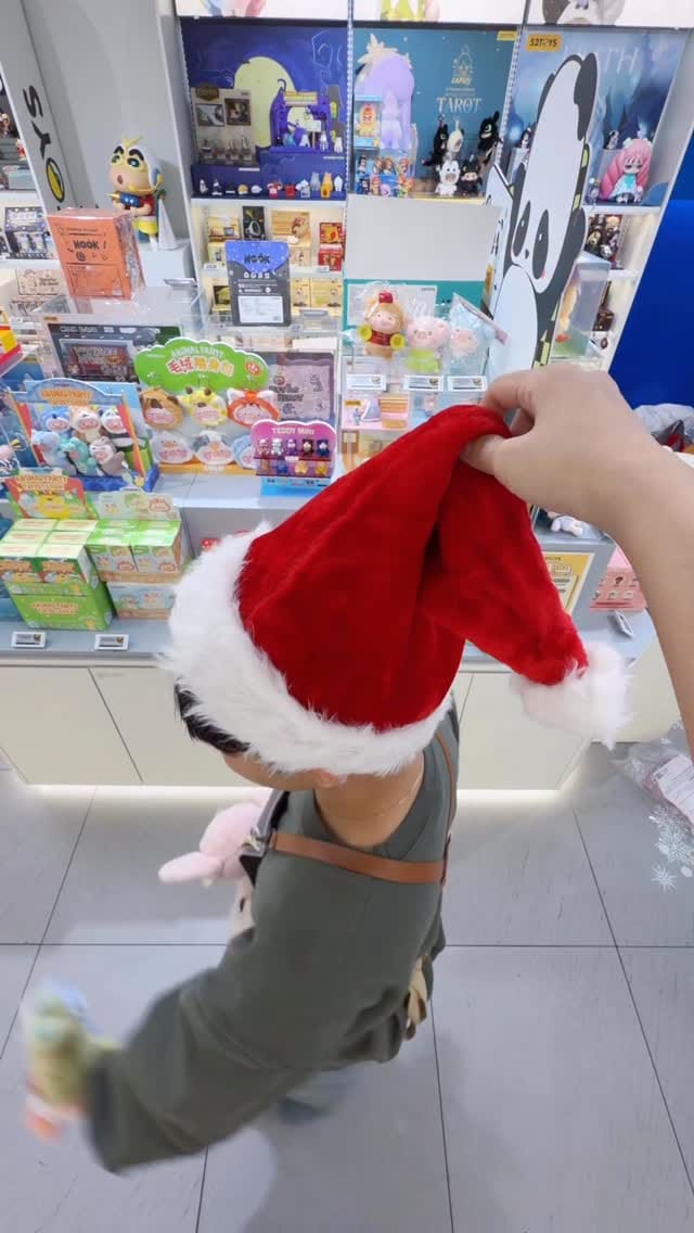 Post 8 by 52TOYS US on Instagram (video)