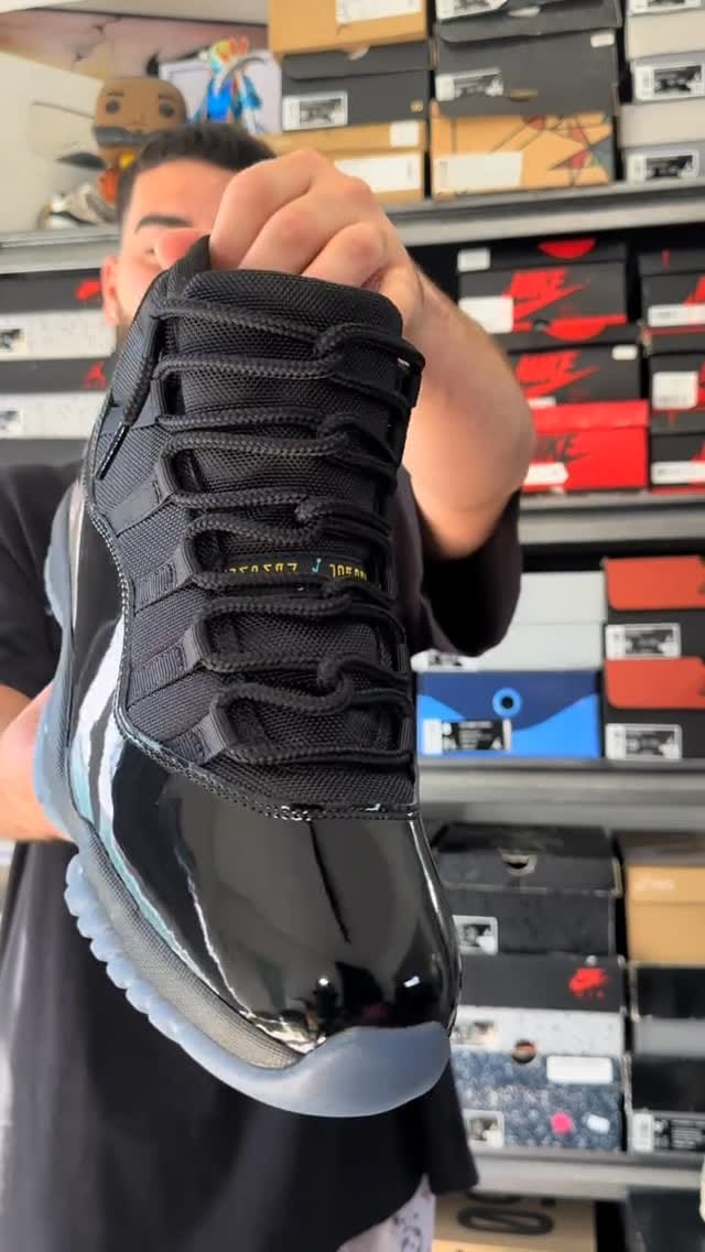 Post 4 by Sneaker Reseller / c.kicks on Instagram (video)