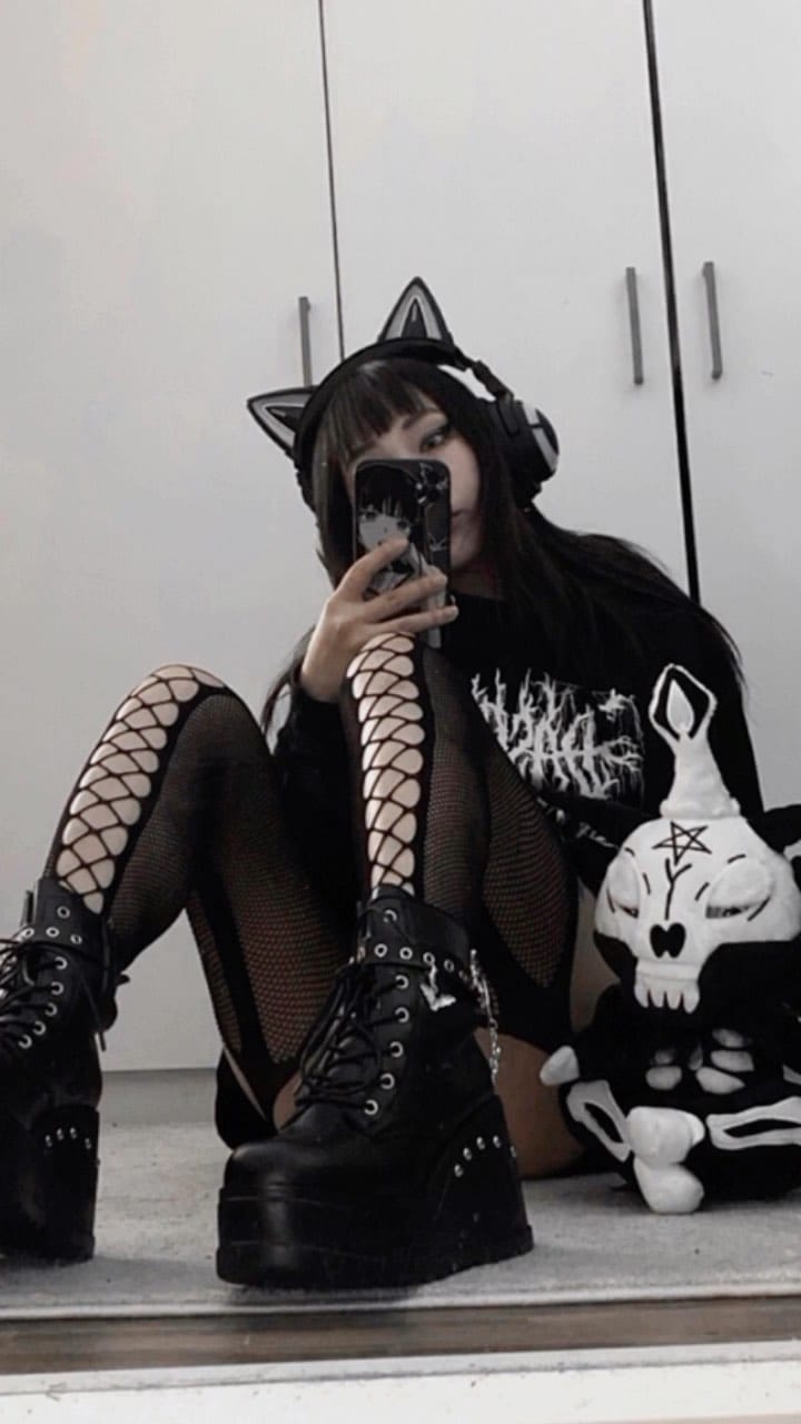 Post 3 by 💀Das Ende Shop💀 on Instagram (video)