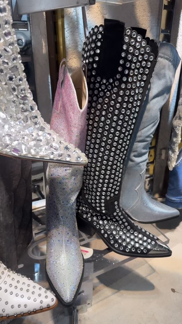 Post 5 by La Isla Collection on Instagram (video)