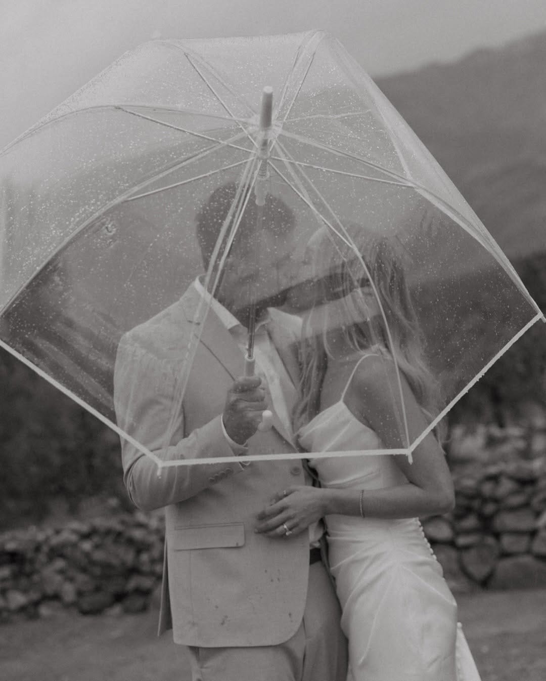 Post 5 by Renata Amazonas - Wedding Photographer on Instagram (carousel)