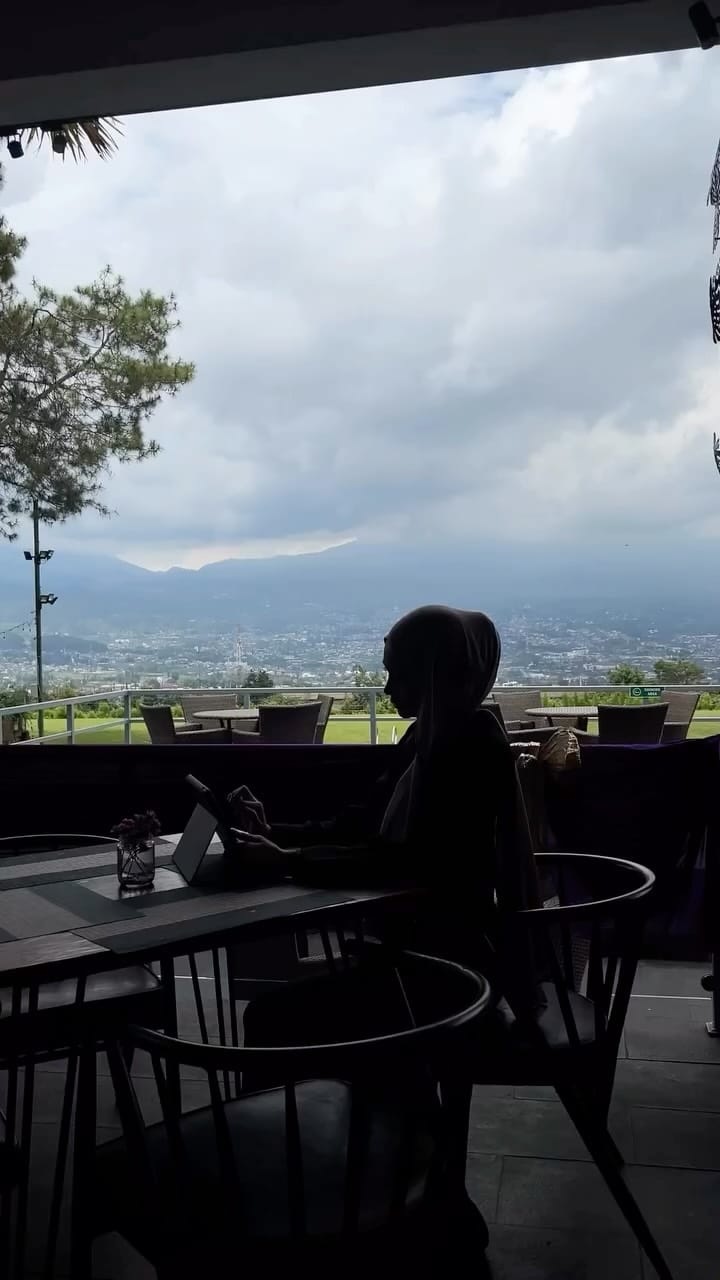 Post 1 by 𝑨𝒍𝒊𝒏𝒈 𝑨𝒓𝒂𝒇𝒂𝒉 𝑬𝒍 𝑮𝒉𝒖𝒇𝒓𝒐𝒏, 𝑺.𝑺𝒏 on Instagram (video)