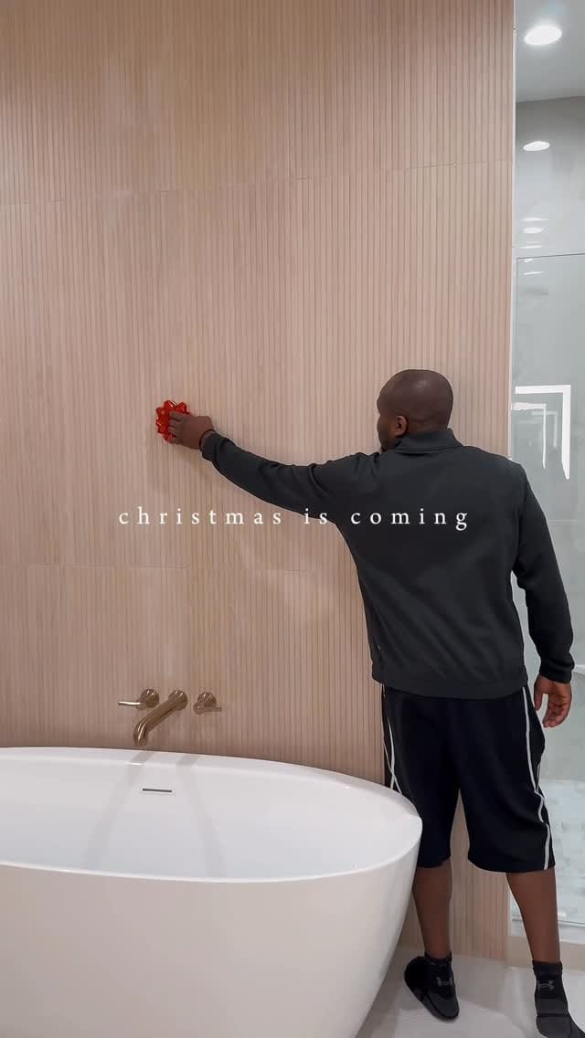 Post 6 by Naadia Ajayi on Instagram (video)