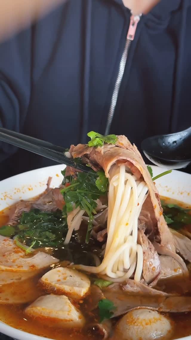 Post 6 by Justin | Seattle Based Foodie on Instagram (video)