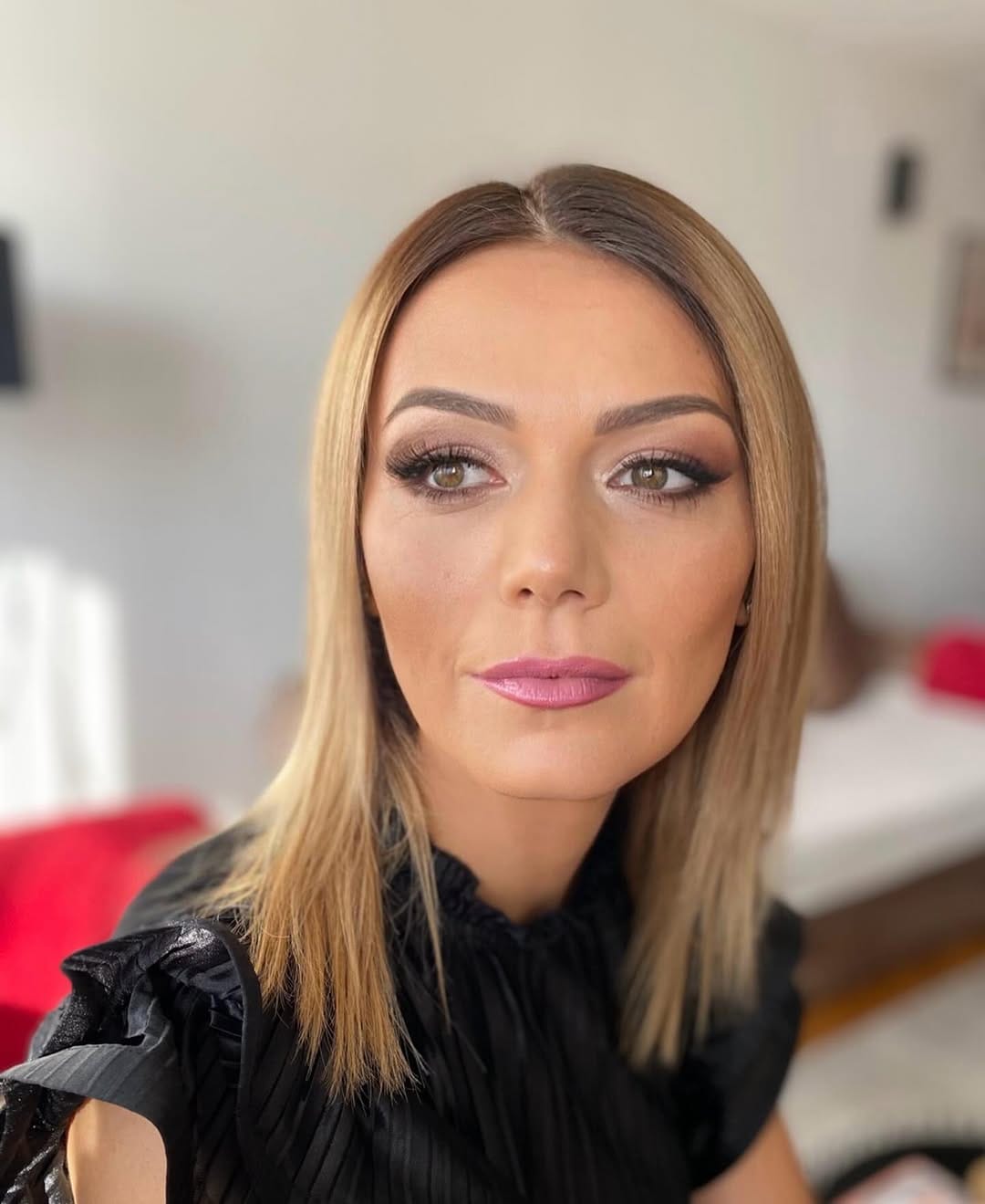 Post 6 by 𝐁𝐨𝐣𝐚𝐧𝐚 𝐒𝐚𝐯𝐢𝐜 💄🎨 on Instagram (carousel)