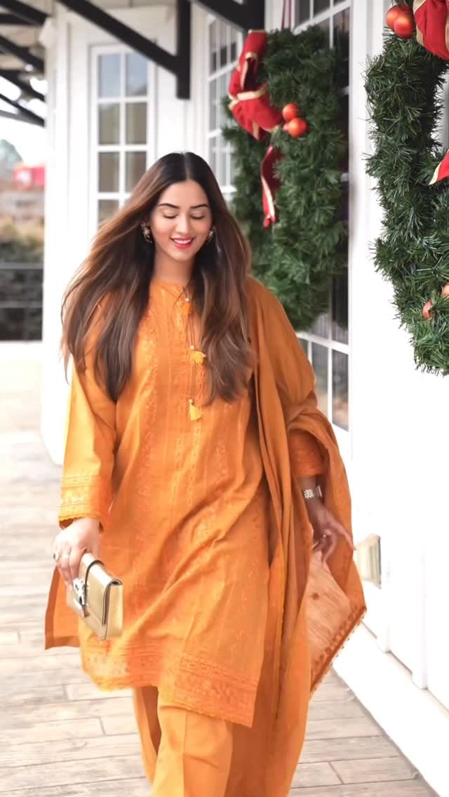 Post 3 by Amna Khan on Instagram (video)