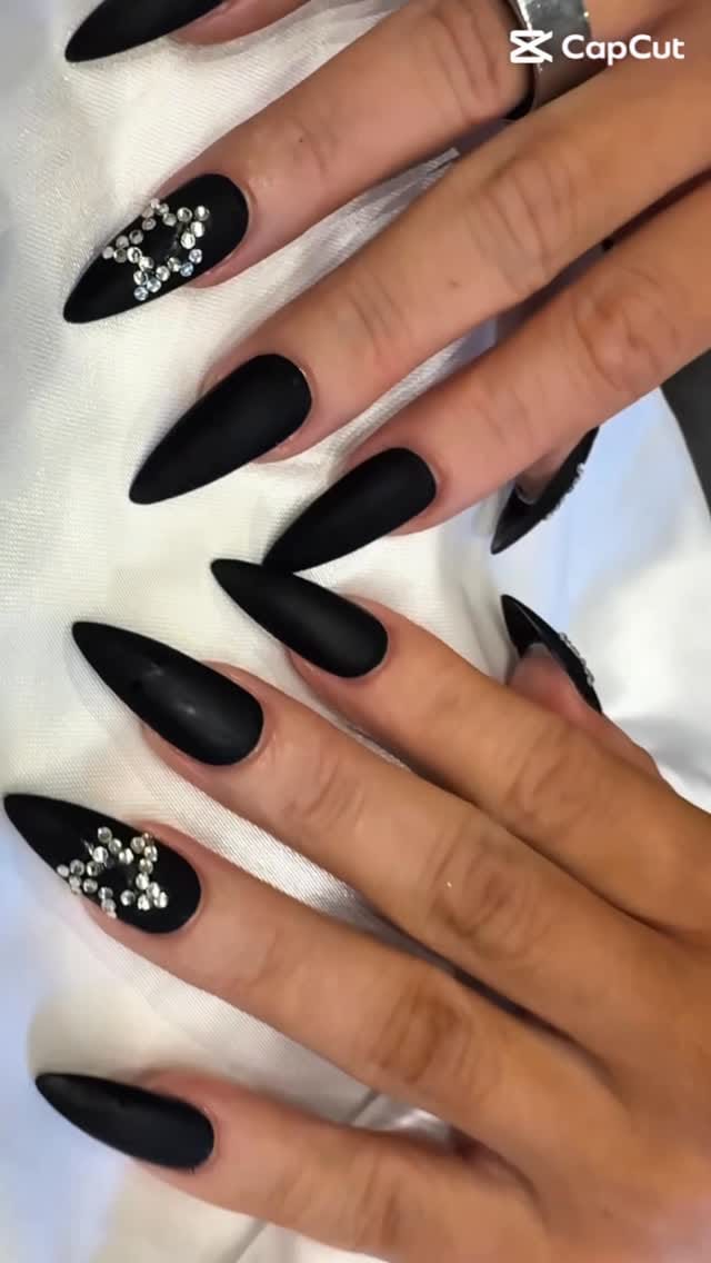 Post 6 by VENDELLA SONIA on Instagram (video)