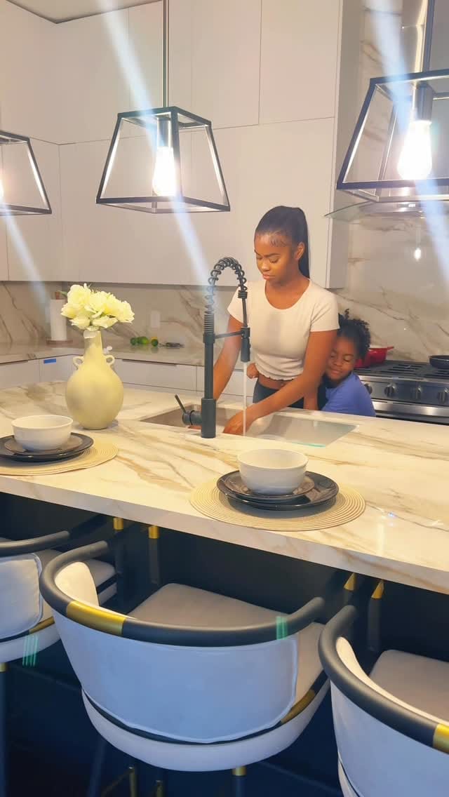 Post 1 by @watchingalicia on Instagram (video)