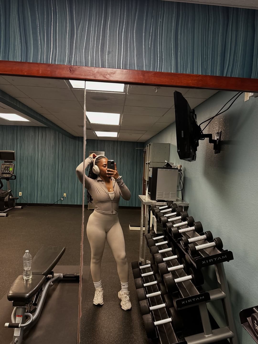 Post 2 by 𝐊𝐌𝐎𝐍𝐈𝐈𝐐𝐔𝐄 on Instagram (carousel)