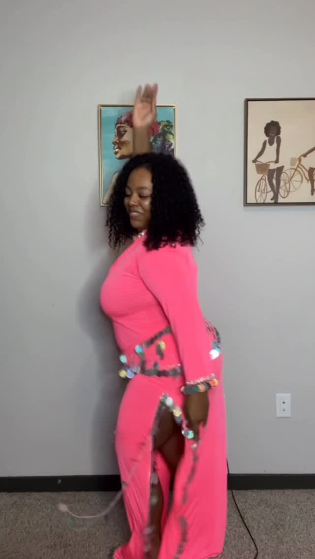 Post 6 by Tay Zavala Raqs on Instagram (video)