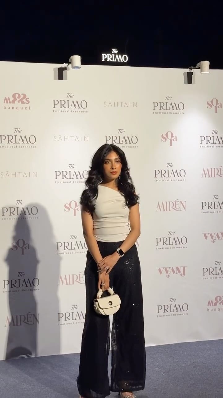 Post 2 by 𝗖𝗛𝗔𝗡𝗗𝗡𝗜 𝗠𝗔𝗟𝗢𝗢(Chand)! on Instagram (video)