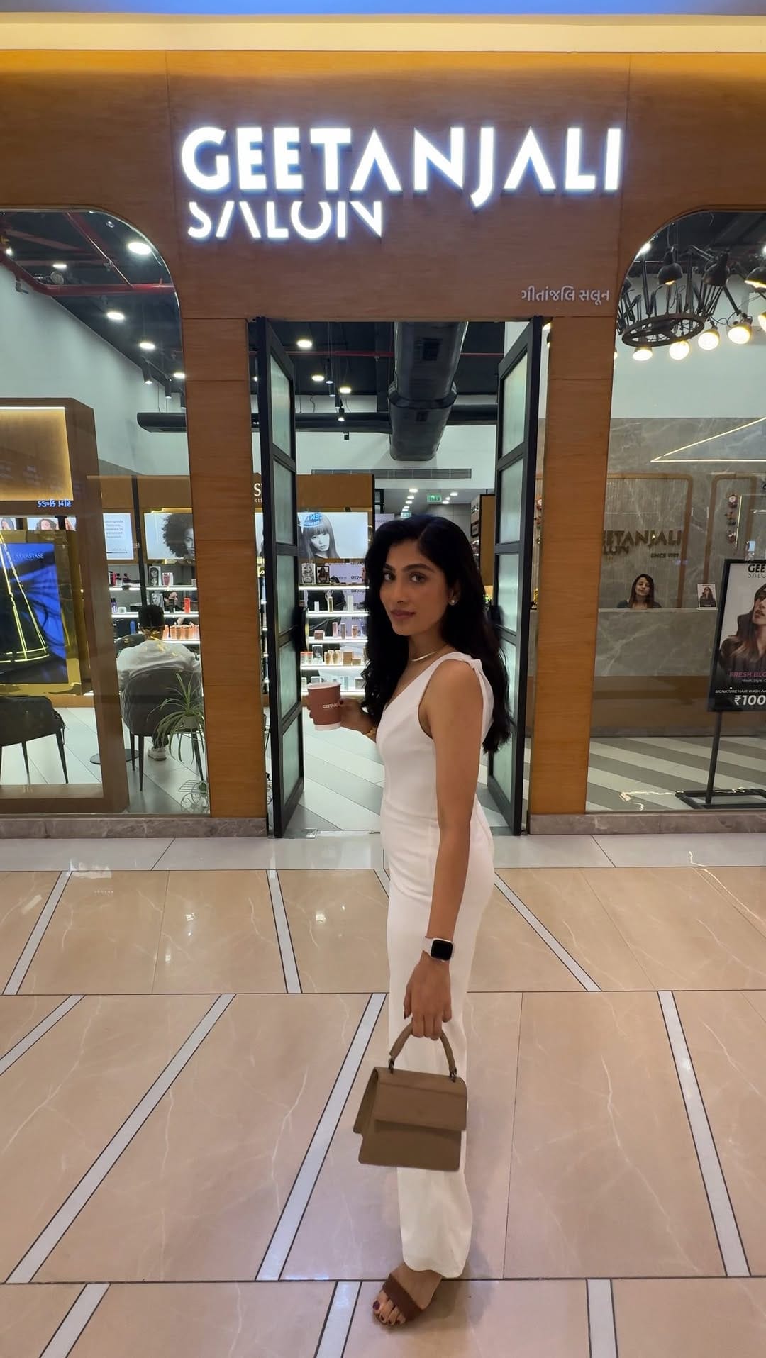 Post 4 by 𝗖𝗛𝗔𝗡𝗗𝗡𝗜 𝗠𝗔𝗟𝗢𝗢(Chand)! on Instagram (video)