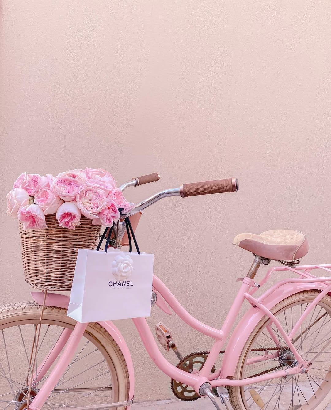 Post 9 by 𝒦𝒶𝓇𝓁𝒶 ♡ Pink lifestyle on Instagram (image)