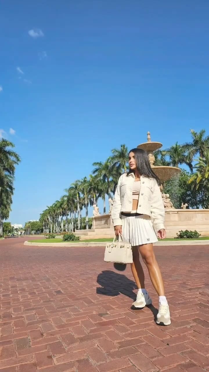 Post 6 by Gomez on Instagram (video)
