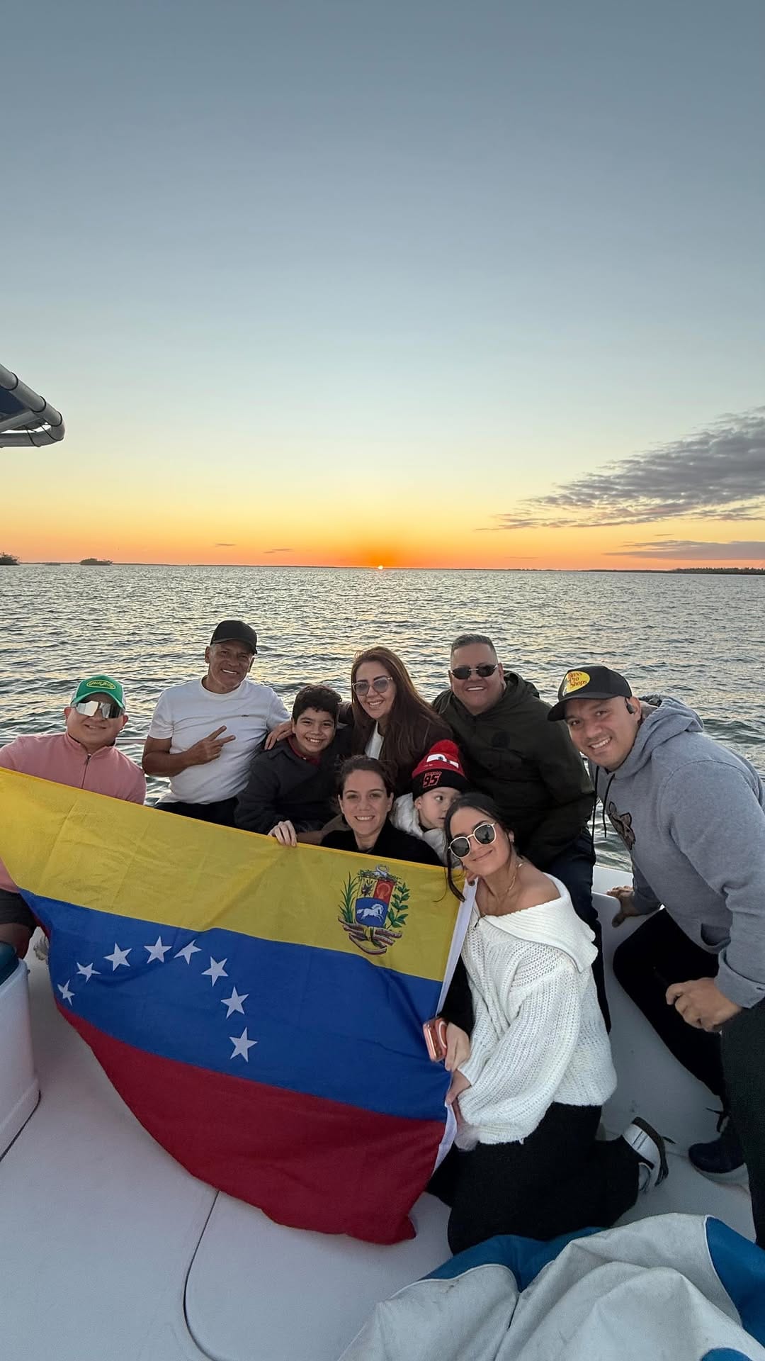 Post 2 by Arianne Camila on Instagram (video)