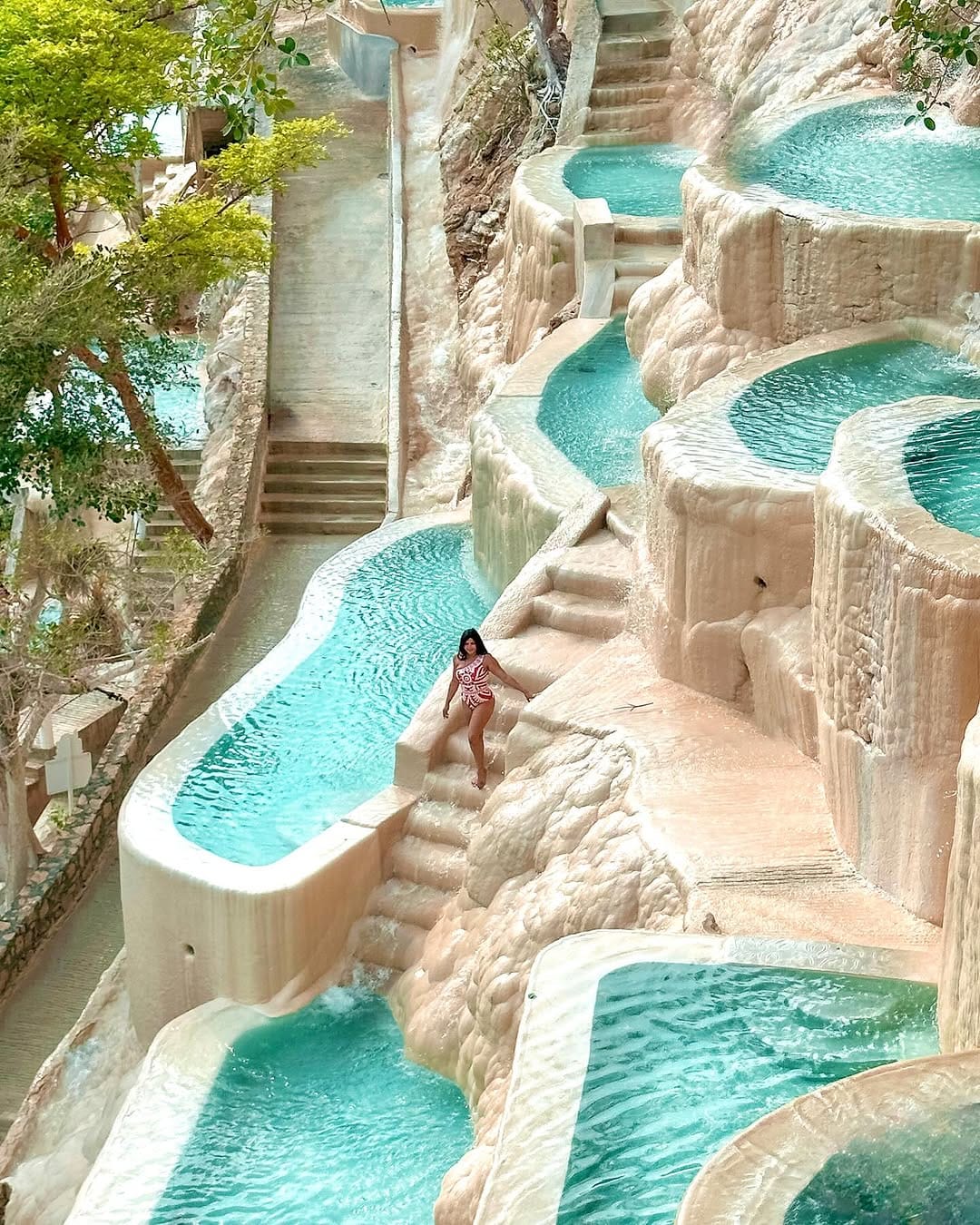 Post 10 by 𝗥𝗜𝗡𝗘𝗟𝗟 - TRAVEL & LIFESTYLE on Instagram (carousel)