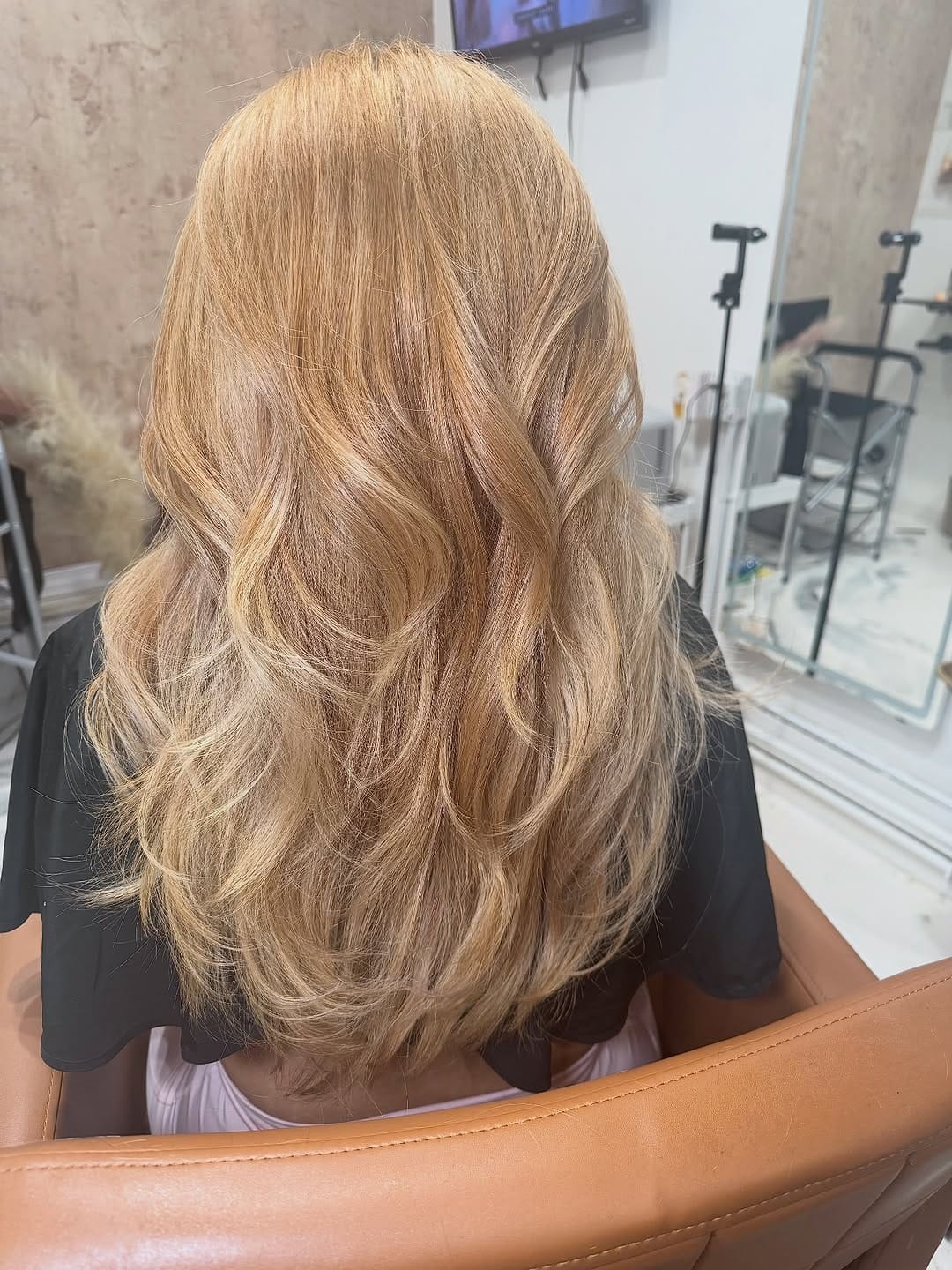Post 4 by Dior🇮🇹 The cleveland hairstylist on Instagram (carousel)