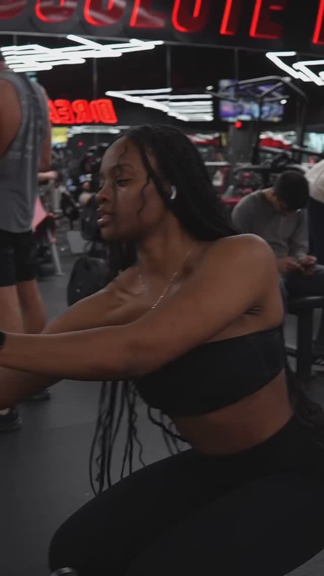 Post 4 by Niya on Instagram (video)