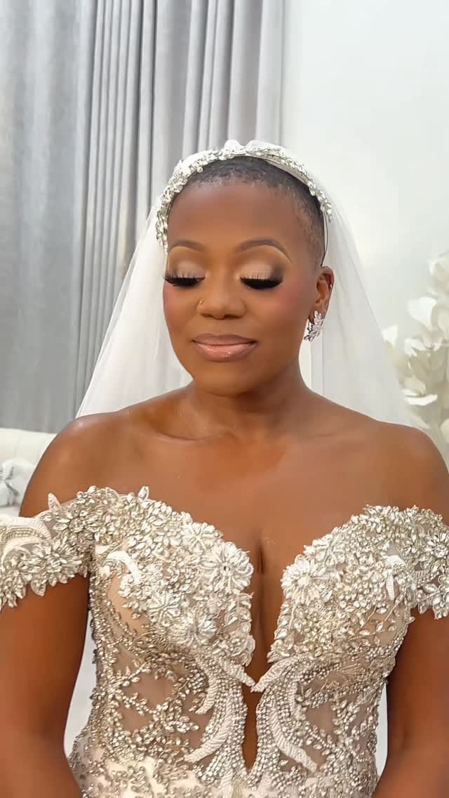 Post 4 by Jasmine Mua English on Instagram (video)