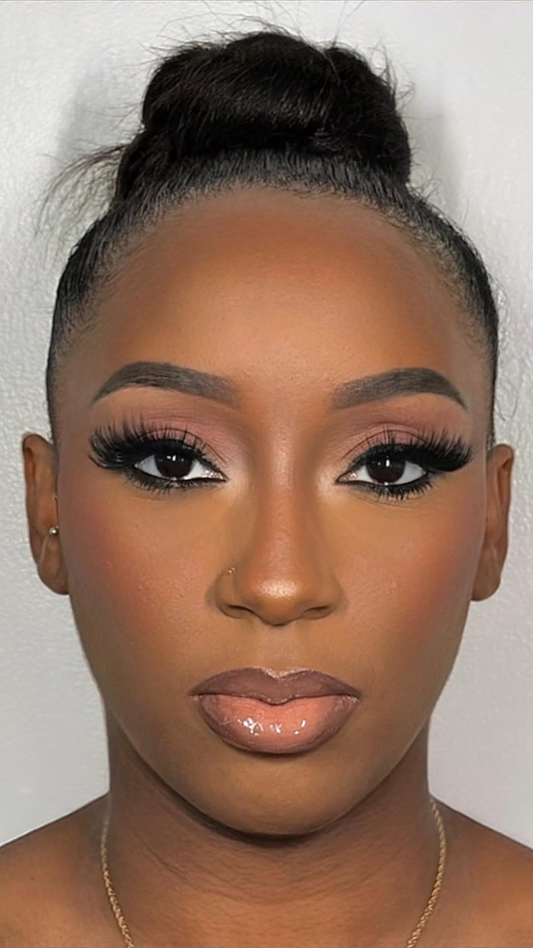 Post 1 by CELEB MAKEUP ARTIST 💄 on Instagram (video)