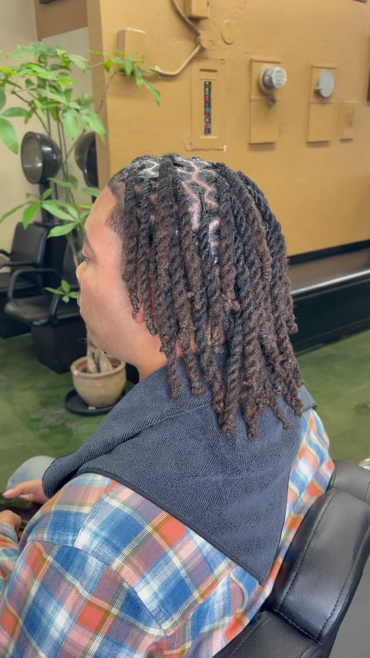 Post 2 by HAIR SPECIALIST | PROMOTING HEALTHY HAIR  🌱 on Instagram (video)