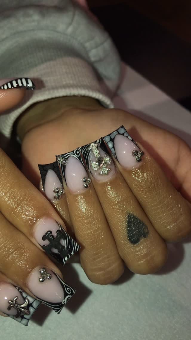 Post 8 by 𝐊𝐢𝐚𝐫𝐫𝐚 🌸 The Nail God on Instagram (video)