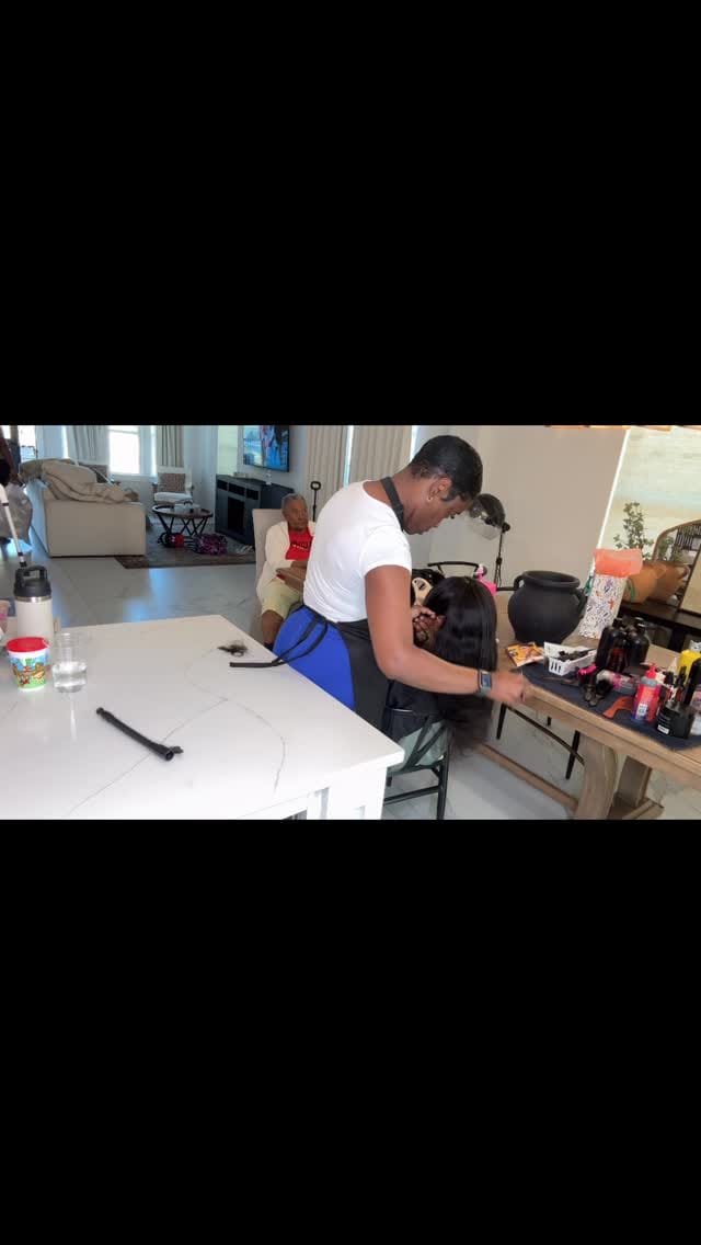 Post 4 by Houston SilkPress Stylist on Instagram (video)