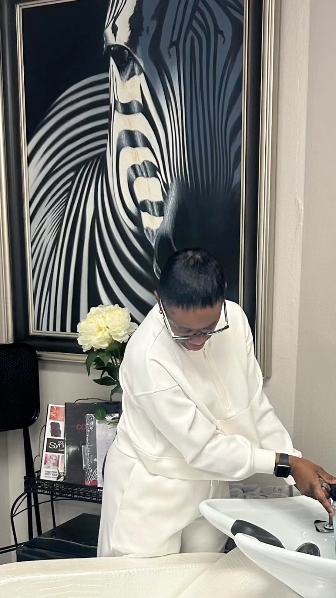 Post 10 by Houston SilkPress Stylist on Instagram (video)
