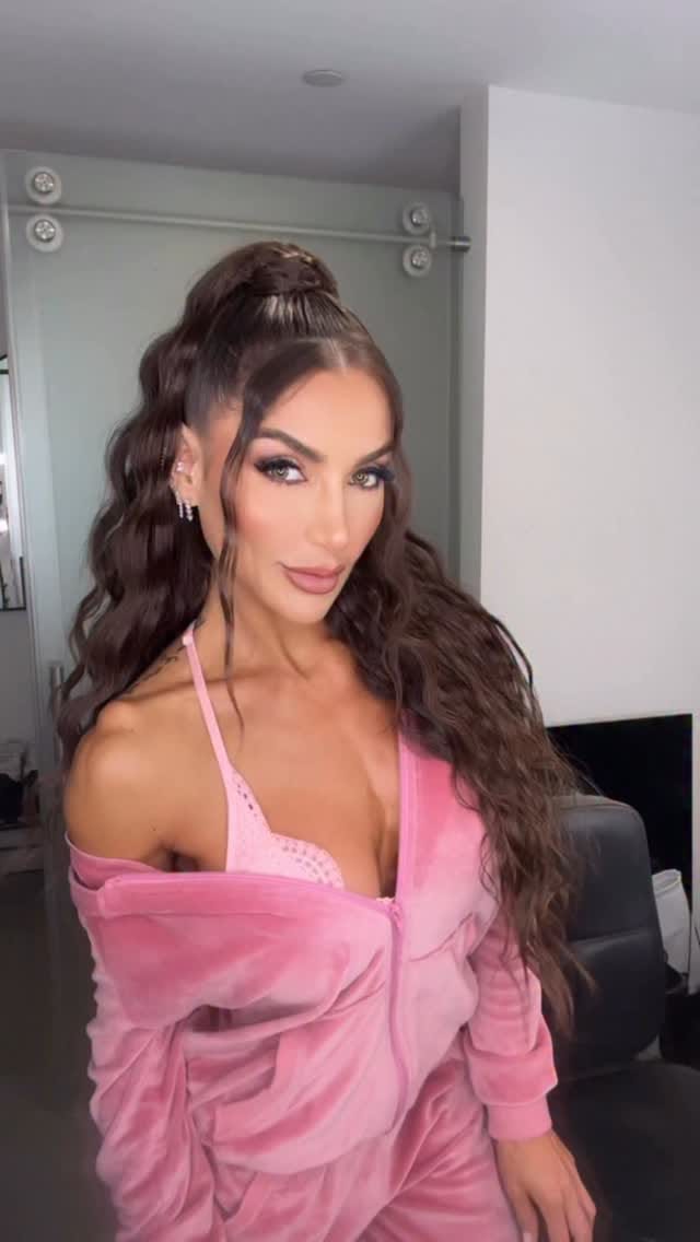 Post 4 by Jeyson Piedrahita-Makeup artist on Instagram (video)