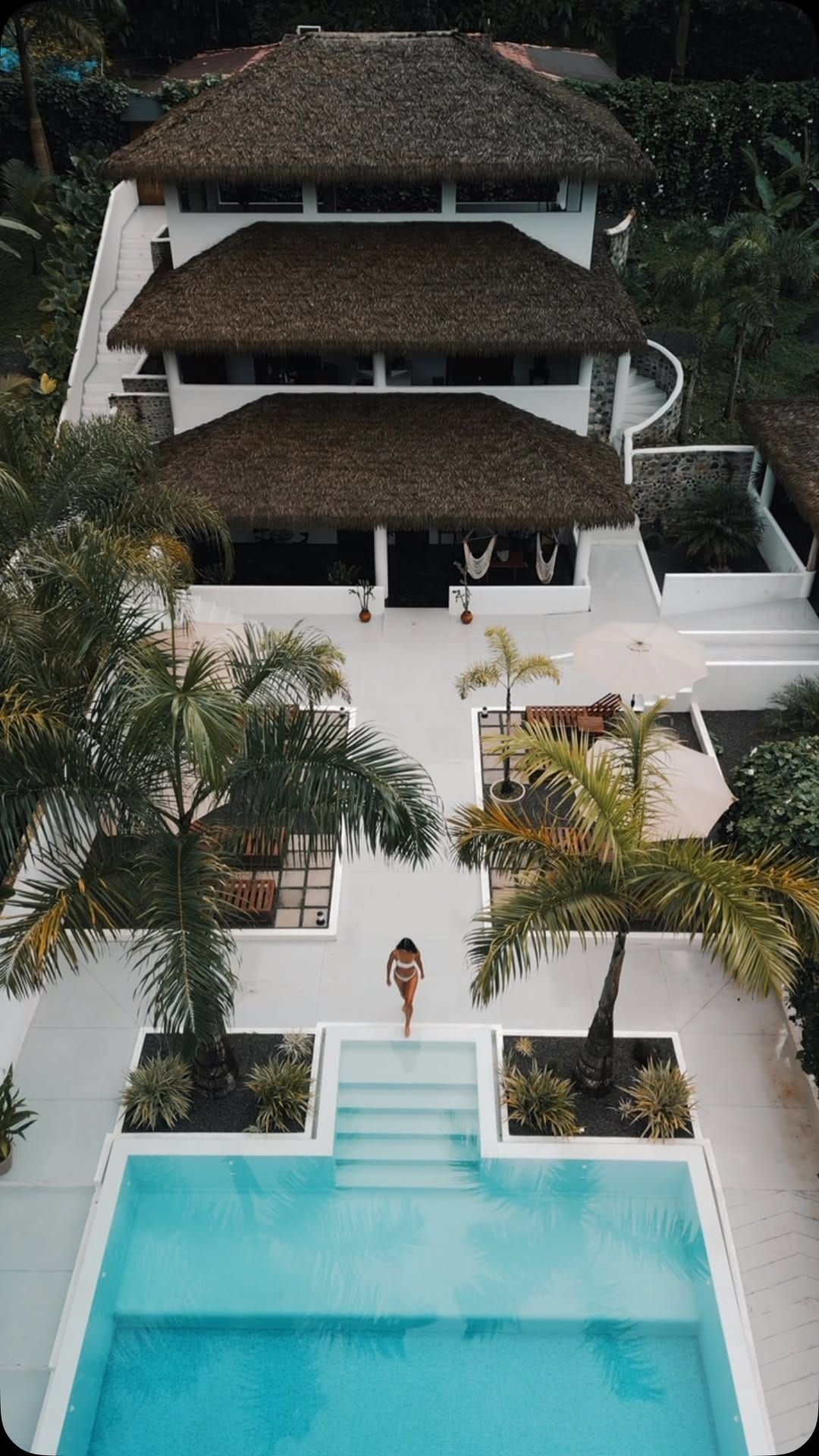 Post 4 by Selina Eshraghi on Instagram (video)