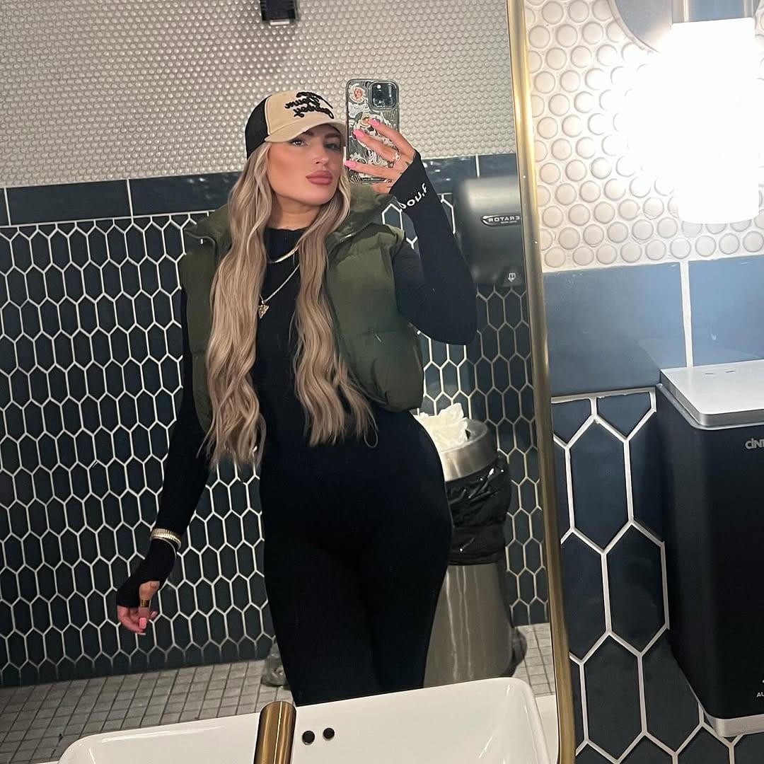 Post 10 by @chelseytwinnn on Instagram (carousel)