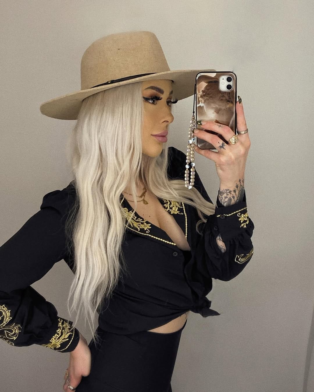 Post 8 by 𝖊𝖑𝖎𝖟𝖆𝖇𝖊𝖙𝖍 on Instagram (carousel)