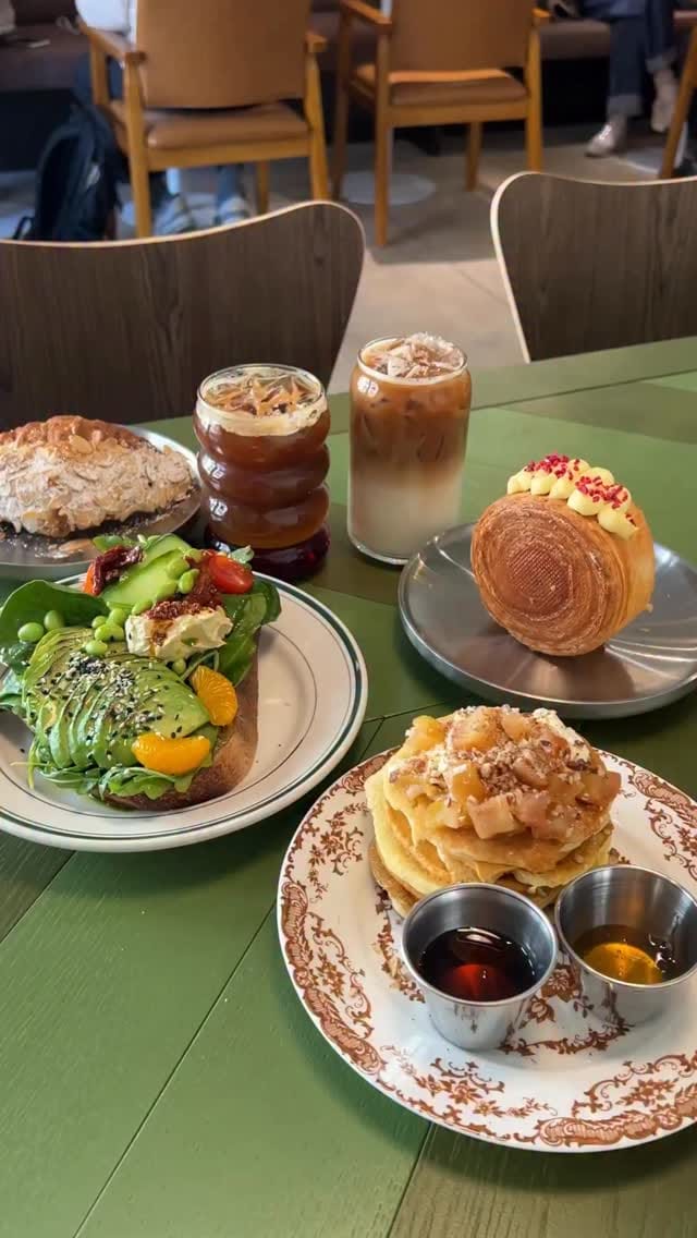 Post 3 by Fab Food Chicago on Instagram (video)