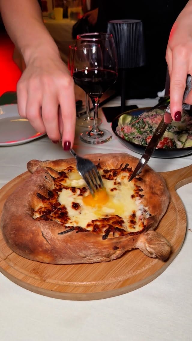 Post 3 by Instafoodys on Instagram (video)