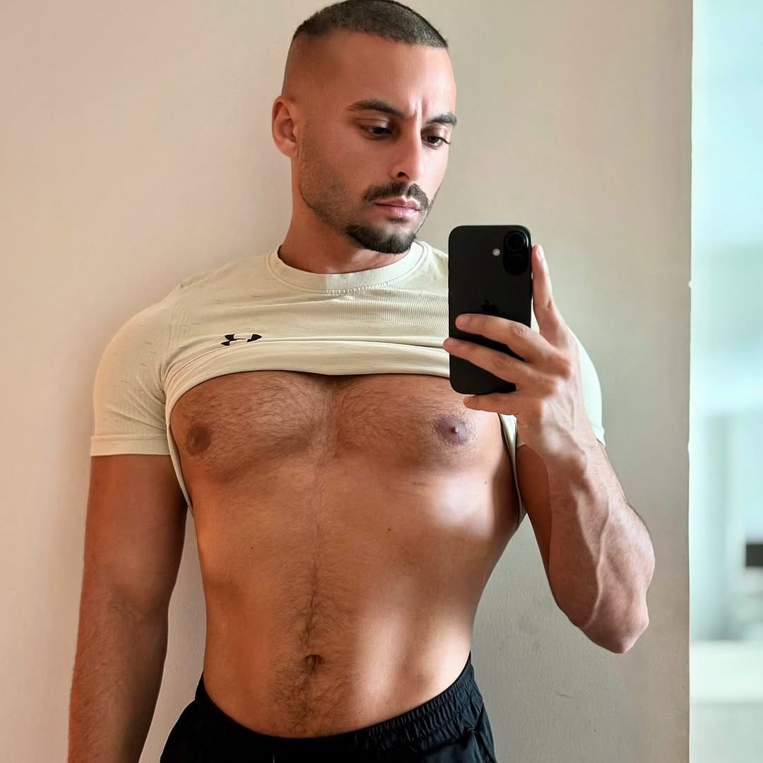 Post 10 by Moe Valerian on Instagram (image)