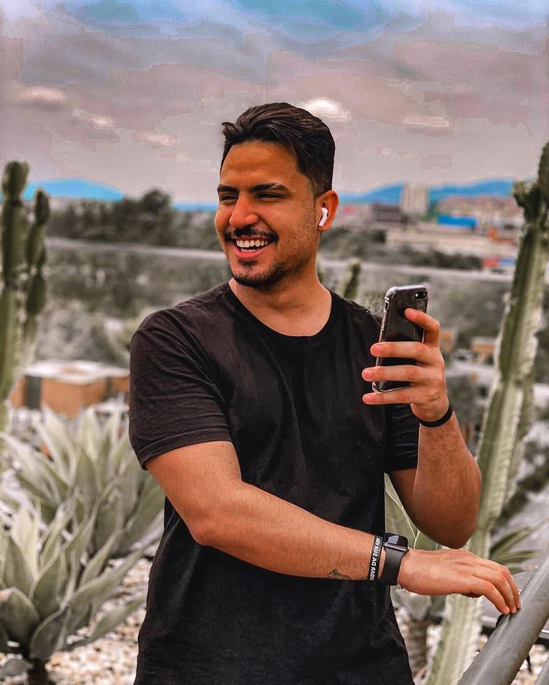 Post 8 by Isaias on Instagram (image)