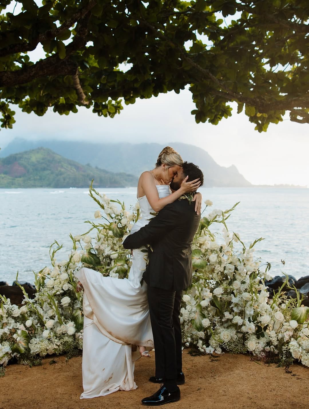 Post 6 by OAHU + KAUAI HAWAII Photographer on Instagram (carousel)