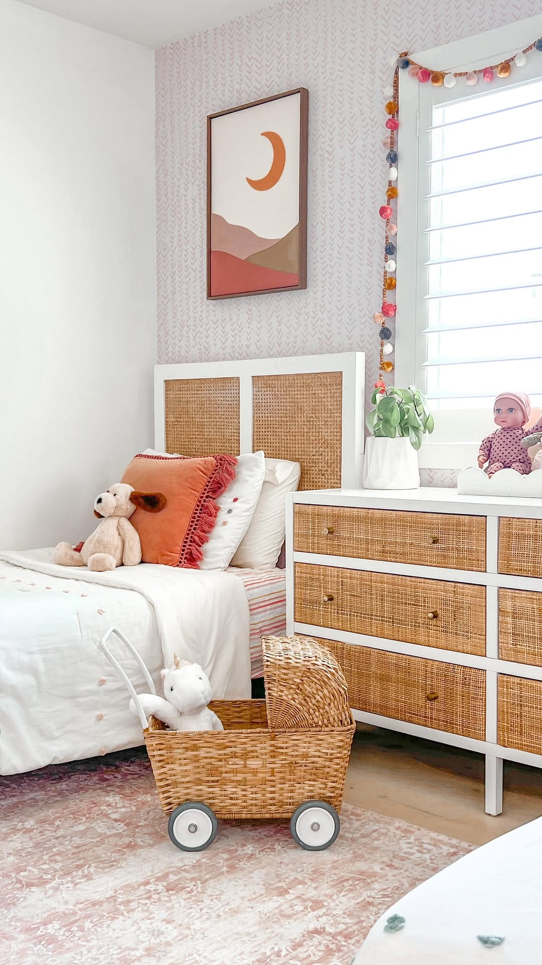 Post 4 by ONDECOR | Wallpaper Company | Peel and Stick & Traditional on Instagram (video)