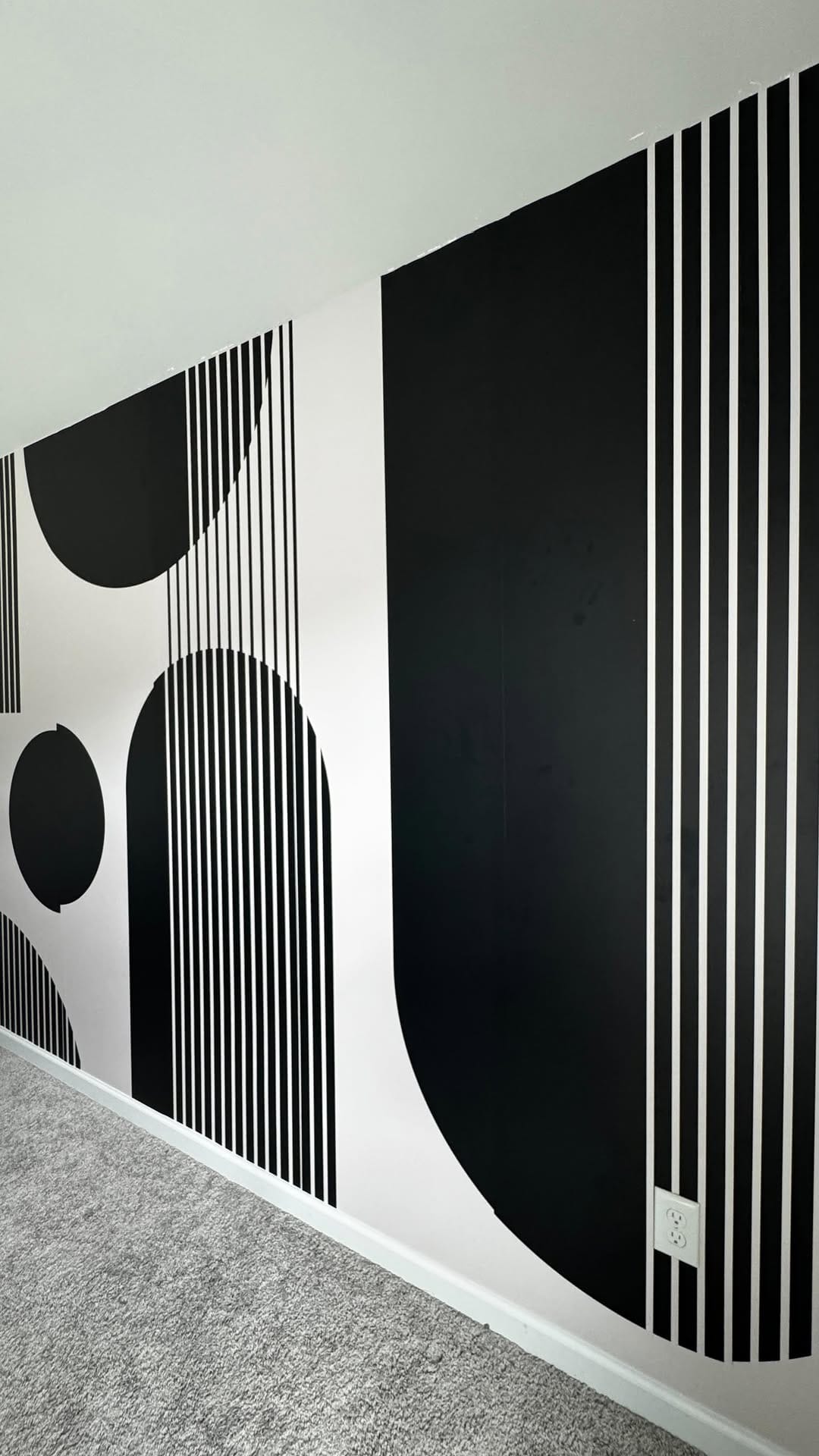 Post 7 by ONDECOR | Wallpaper Company | Peel and Stick & Traditional on Instagram (video)