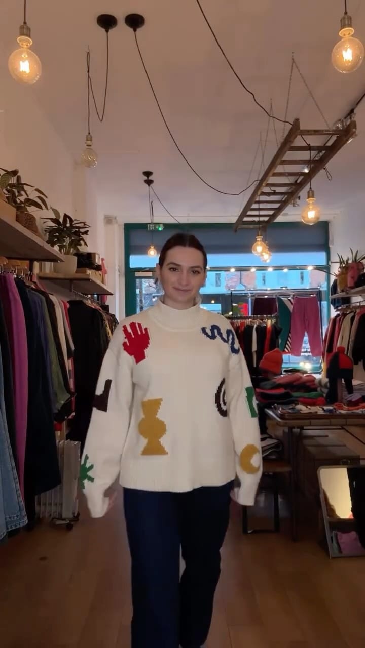 Post 6 by Lowie on Instagram (video)