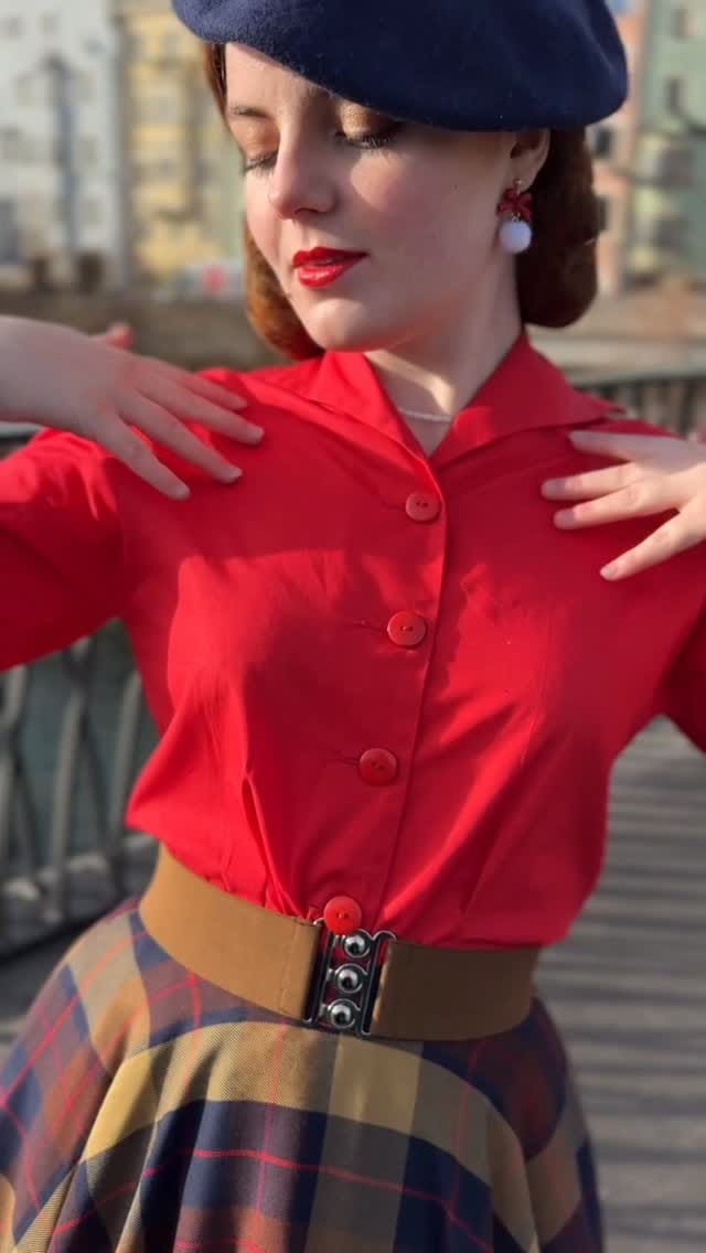 Post 5 by Vivien of Holloway on Instagram (video)