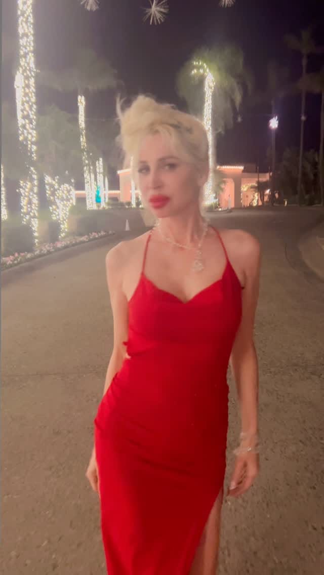 Post 4 by Laura Bianca Collins on Instagram (video)