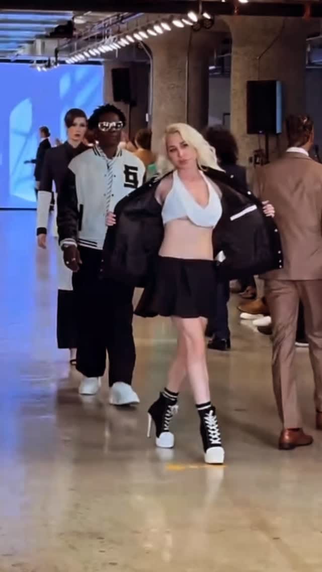 Post 6 by Laura Bianca Collins on Instagram (video)