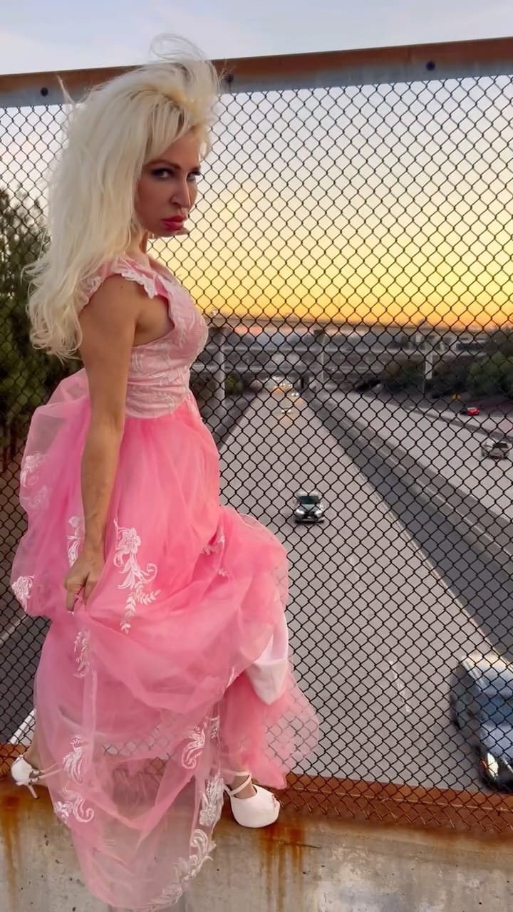 Post 3 by Laura Bianca Collins on Instagram (video)