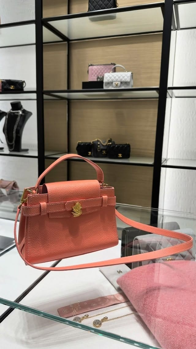 Post 7 by Laurance Leon on Instagram (video)
