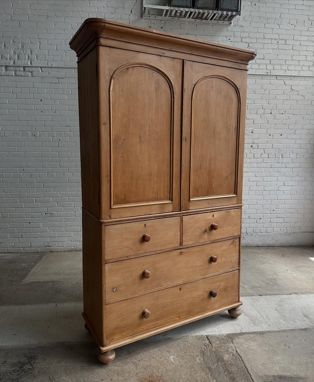 Post 6 by Knosen Antiques on Instagram (image)